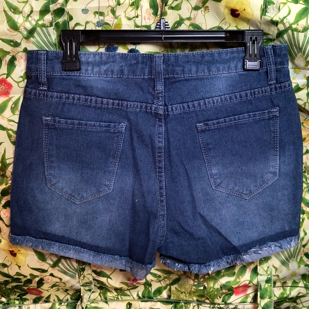 Just in time for the 4th of July. NWT American flag patch distressed denim short - Picture 4 of 8